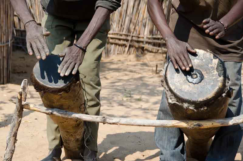 52 - Namibia - poblado Kavango - hombres Kavango tocando los tambores
